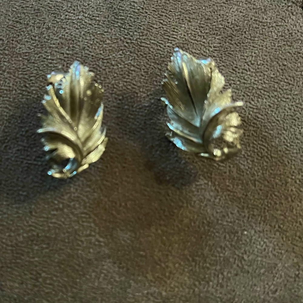Vintage TARA clip on silver tone earrings